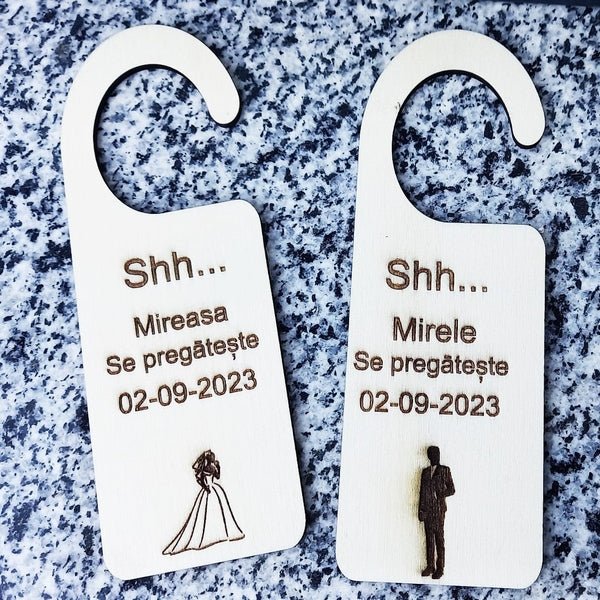 Set plăcuțe din lemn pentru ușă – Mire și Mireasă „Se pregătește” – personalizate pentru nuntă - MCF România