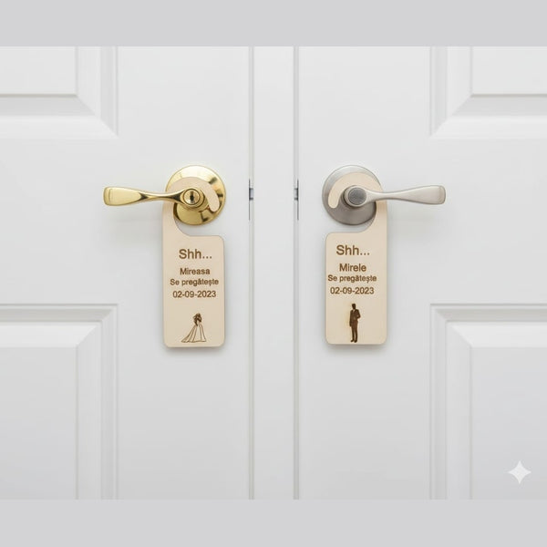 Set plăcuțe din lemn pentru ușă – Mire și Mireasă „Se pregătește” – personalizate pentru nuntă - MCF România