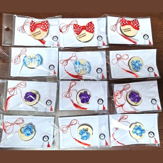 Mărțișor Handmade din Lemn cu Fundiță și Floare Textilă, Modele Mixte cu Șnur Alb-Roșu