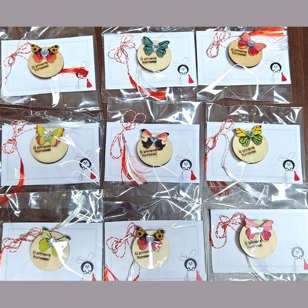 Mărțișor Handmade din Lemn cu Fluture Textil Multicolor, Mesaj Gravat și Șnur Alb-Roșu