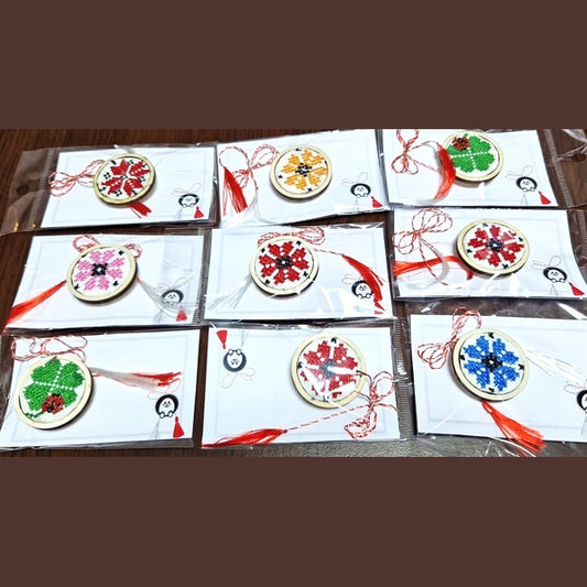 Mărțișor Broșă din Lemn cu Broderie Manuală, Modele Tradiționale din Mărgele, Handmade