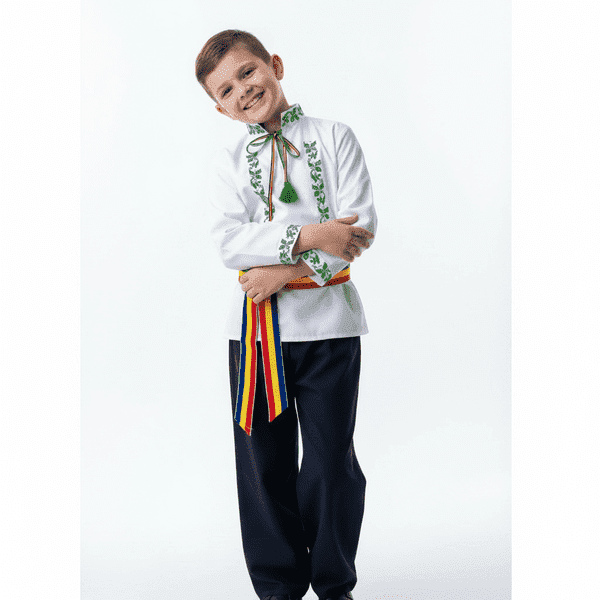 Băiat cu cămașă tradițională - broderie verde