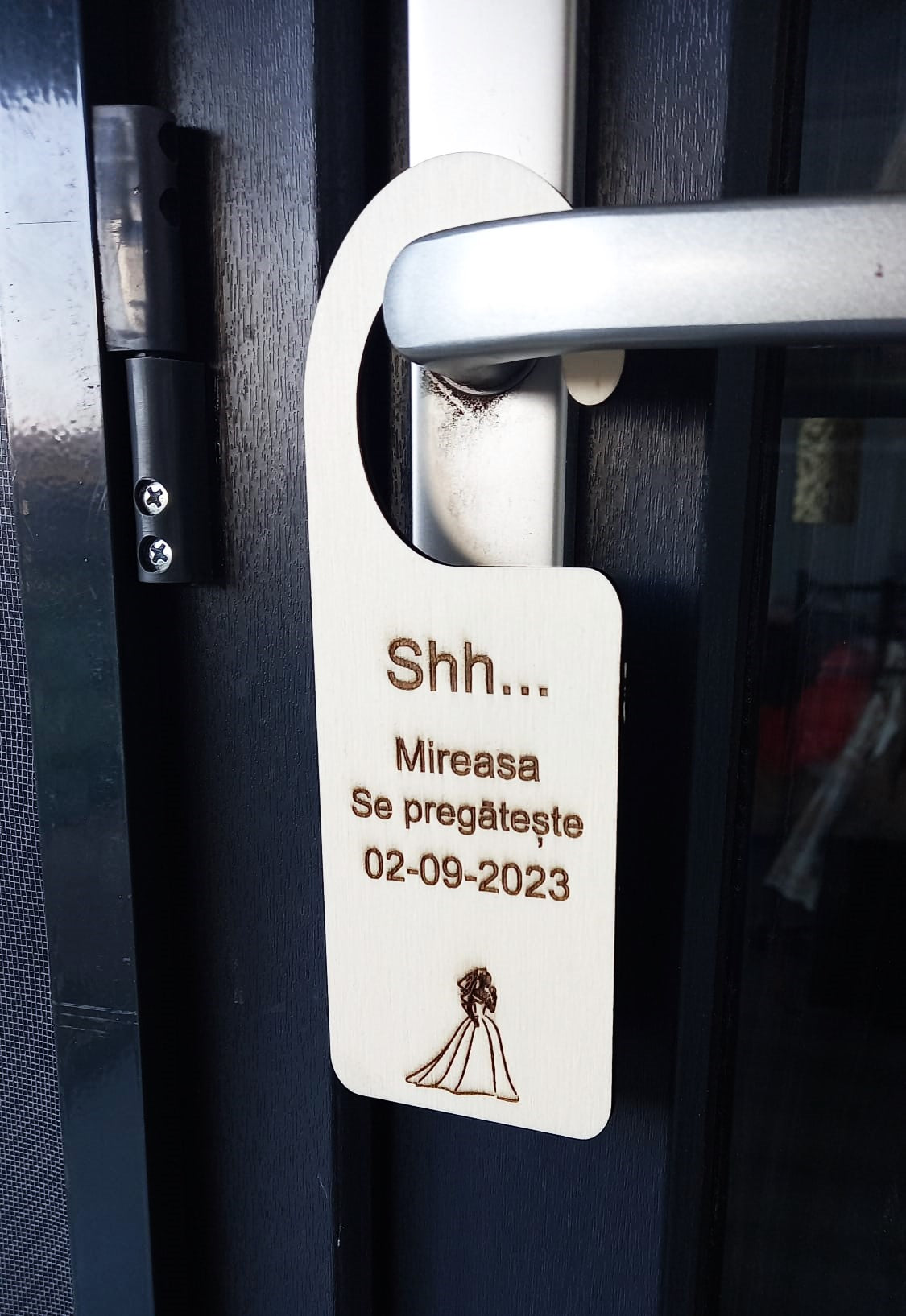 Set plăcuțe din lemn pentru ușă – Mire și Mireasă „Se pregătește” – personalizate pentru nuntă