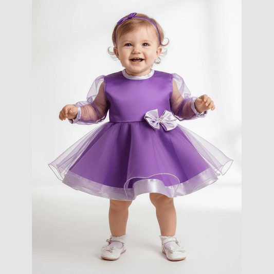Bebeluș cu rochie mov elegantă cu mâneci din organza