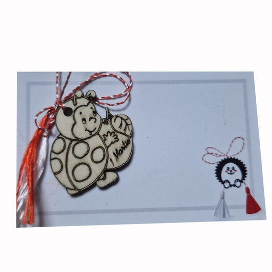 Mărțișor Buburuză Norocoasă din Lemn Gravat, Handmade cu Șnur Tradițional și Suport carton