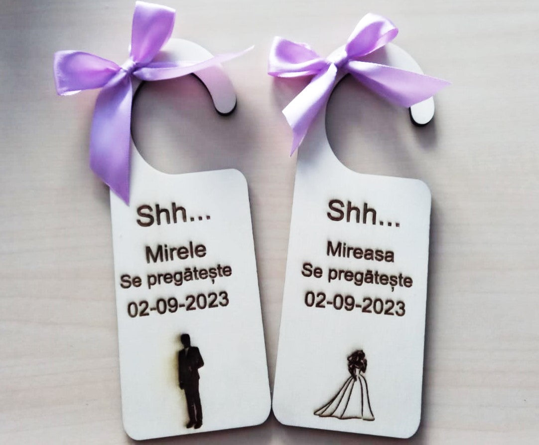 Set plăcuțe din lemn pentru ușă – Mire și Mireasă „Se pregătește” – personalizate pentru nuntă
