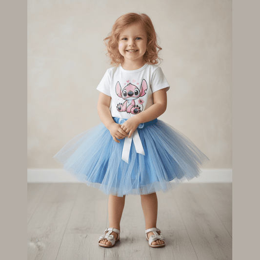 Fetiță cu fustă albastră și tricou Angel Stitch