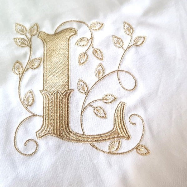 Trusou botez complet 9 piese personalizat cu monogramă brodată – OEKO-TEX®