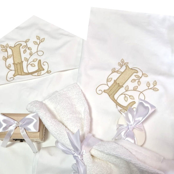 Trusou botez complet 9 piese personalizat cu monogramă brodată – OEKO-TEX®
