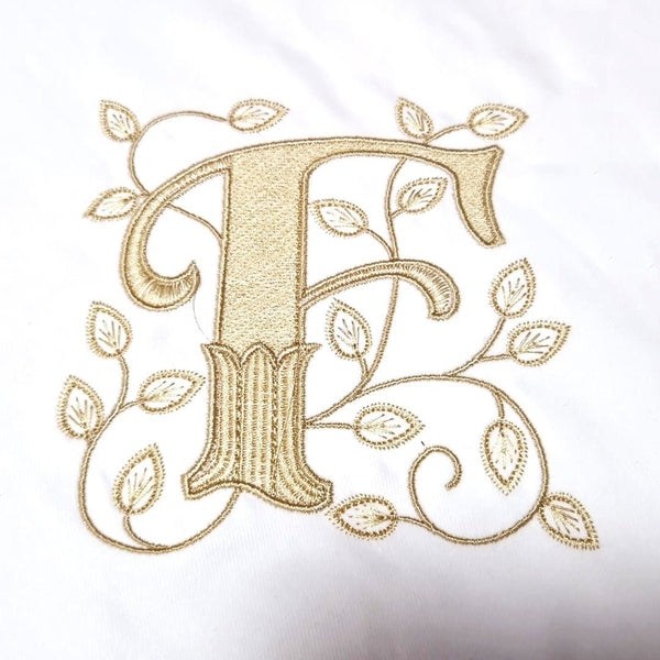 Trusou botez complet 9 piese personalizat cu monogramă brodată – OEKO-TEX®