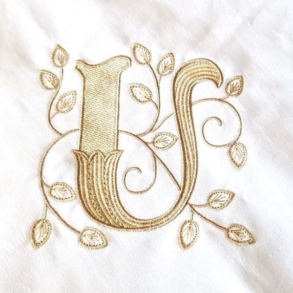 Trusou botez complet 9 piese personalizat cu monogramă brodată – OEKO-TEX®